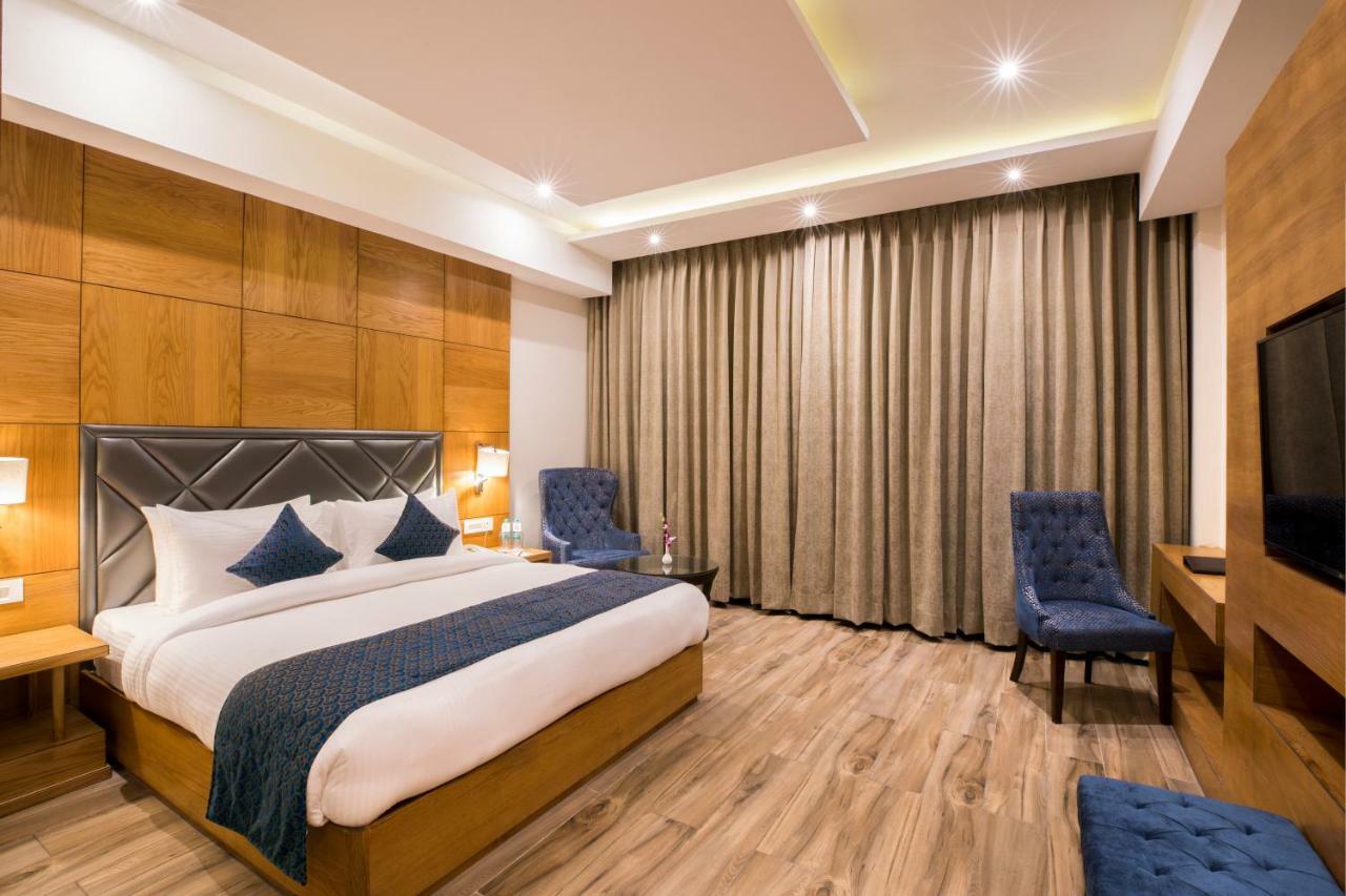 Regenta Central Cassia Zirakpur Chandigarh Bagian luar foto