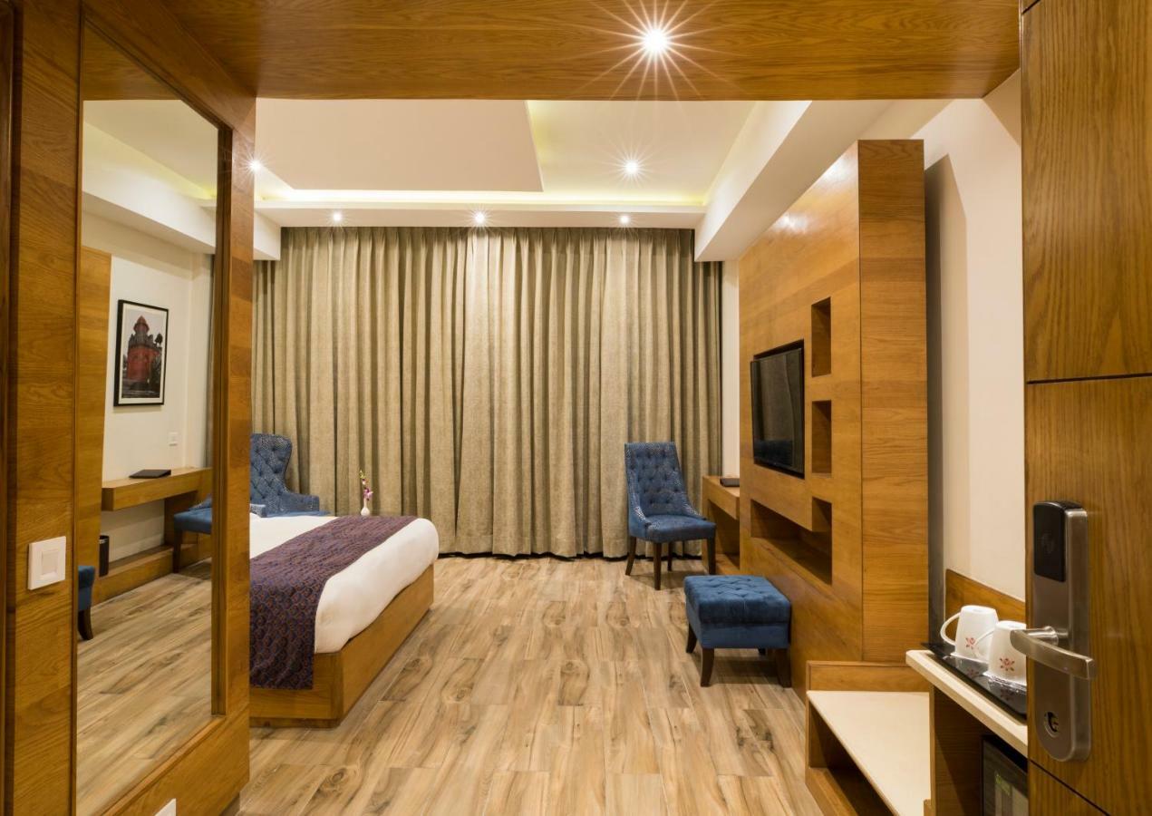 Regenta Central Cassia Zirakpur Chandigarh Bagian luar foto