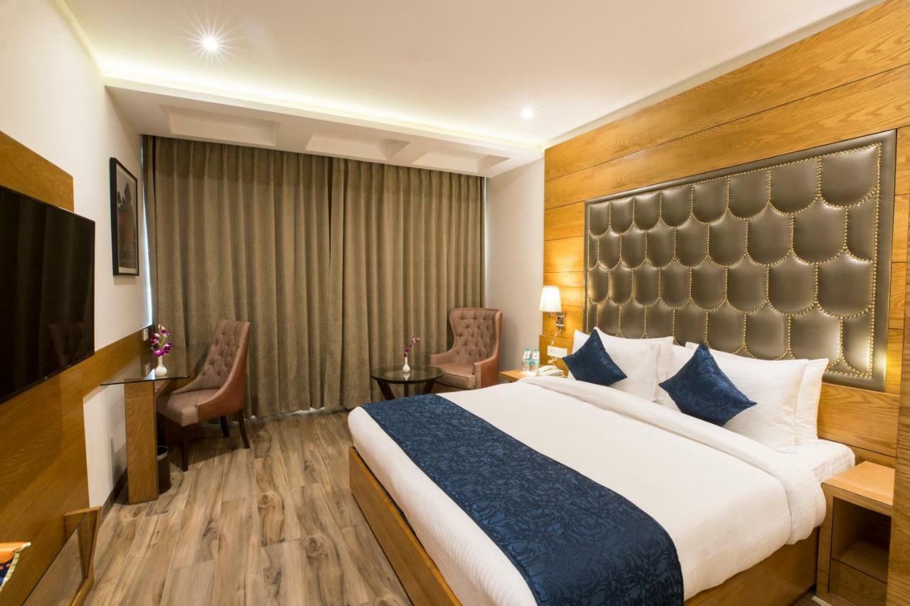 Regenta Central Cassia Zirakpur Chandigarh Bagian luar foto