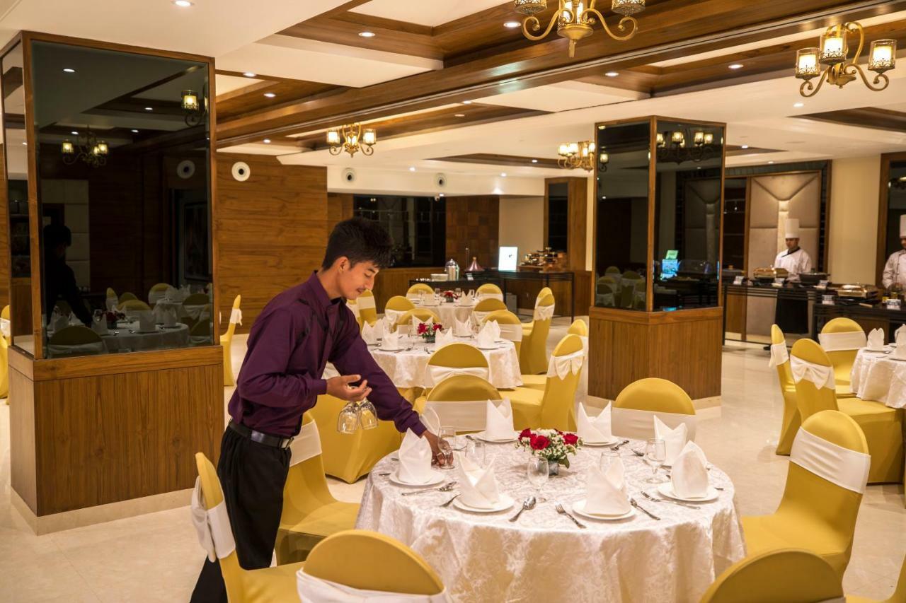 Regenta Central Cassia Zirakpur Chandigarh Bagian luar foto