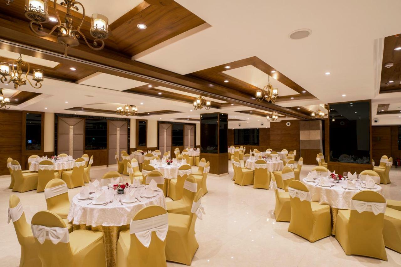 Regenta Central Cassia Zirakpur Chandigarh Bagian luar foto