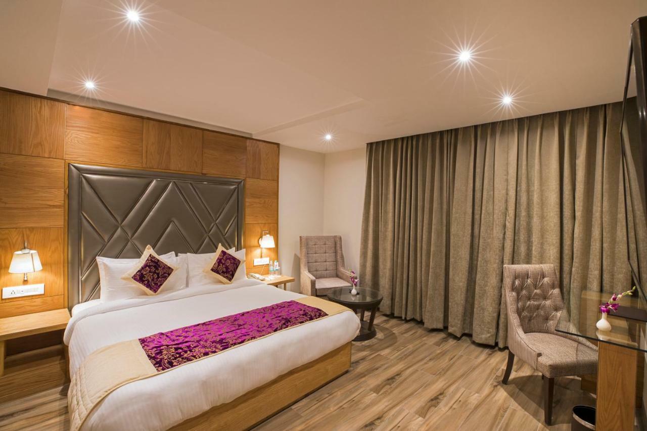Regenta Central Cassia Zirakpur Chandigarh Bagian luar foto