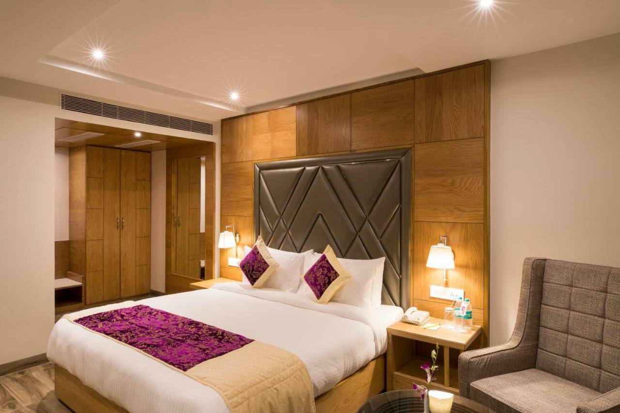 Regenta Central Cassia Zirakpur Chandigarh Bagian luar foto
