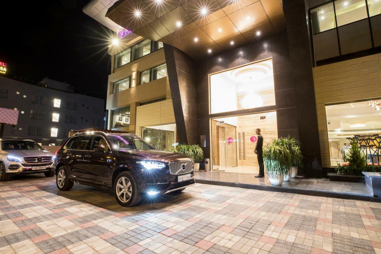 Regenta Central Cassia Zirakpur Chandigarh Bagian luar foto