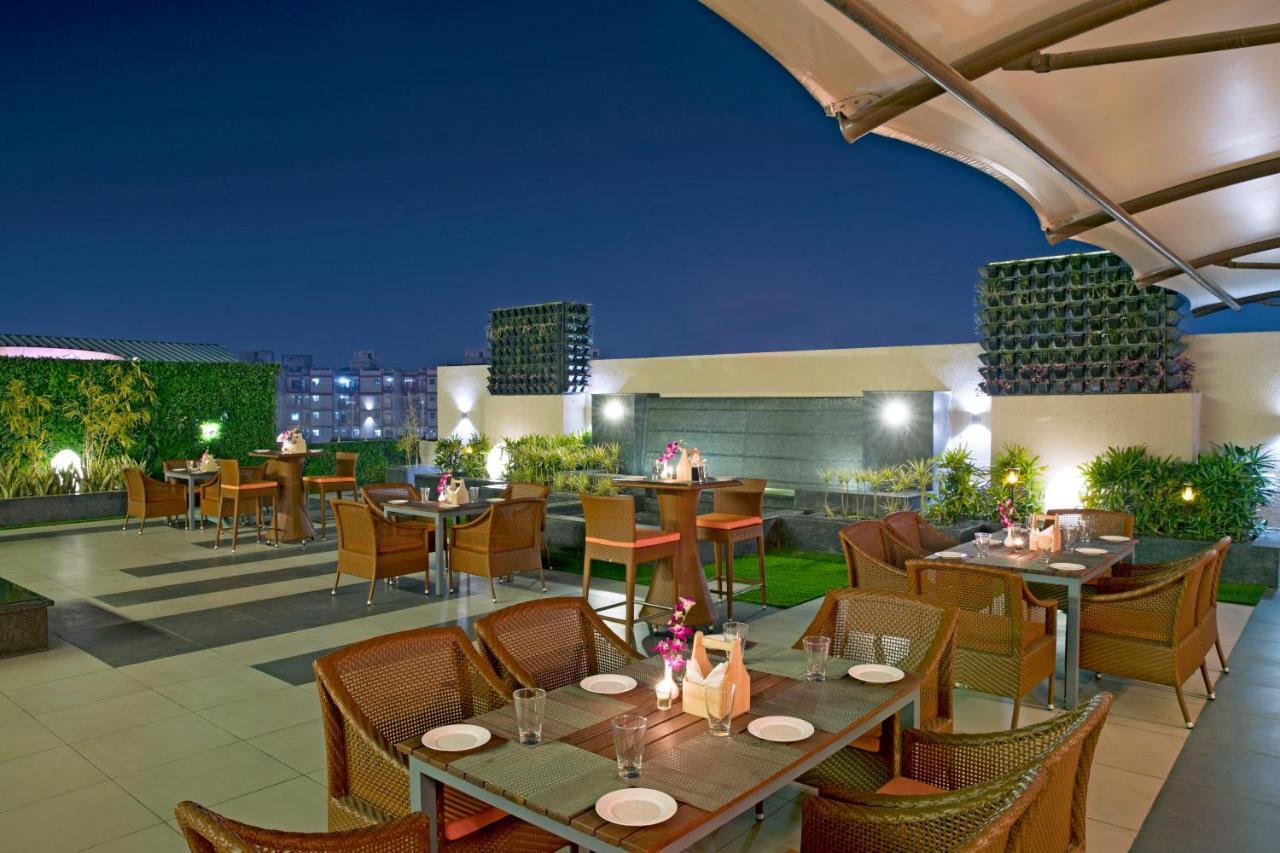 Regenta Central Cassia Zirakpur Chandigarh Bagian luar foto