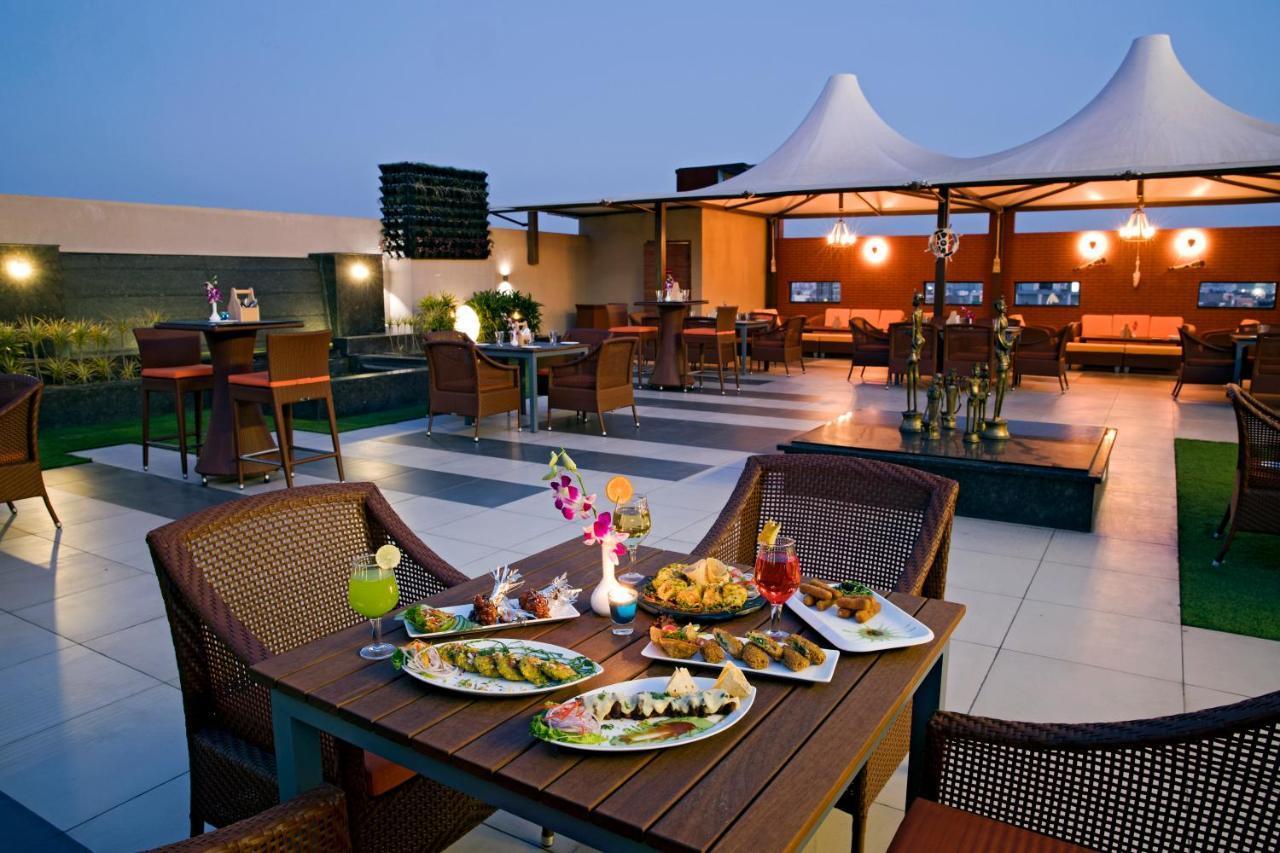 Regenta Central Cassia Zirakpur Chandigarh Bagian luar foto